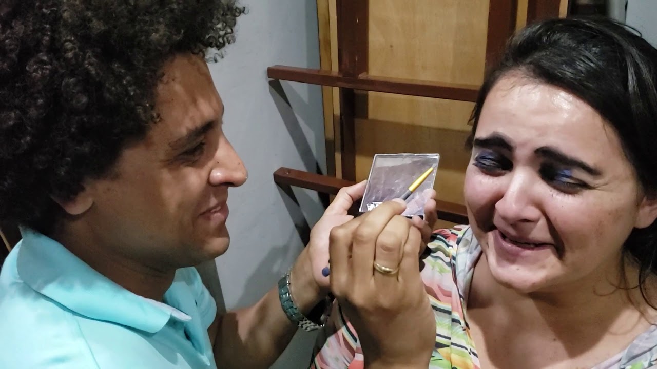 Mágico enfiando prego no nariz e “Não é minha praia”.