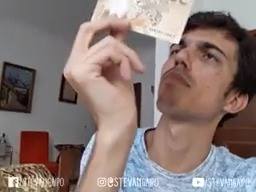 Moça do caixa conferindo dinheiro
