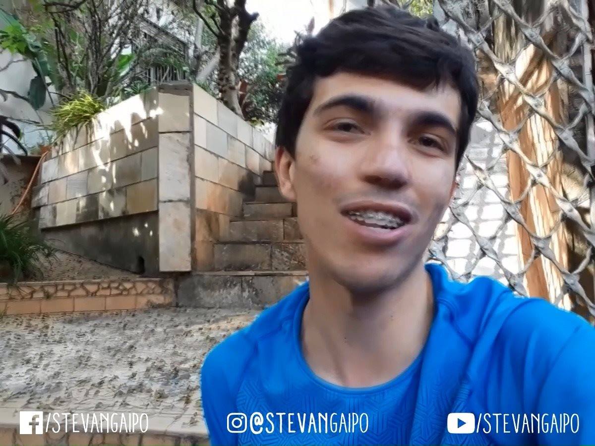 Pobre mudando os móveis de lugar