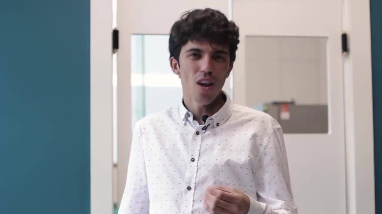 Comediante cozinhando jantar romântico sem saber cozinhar